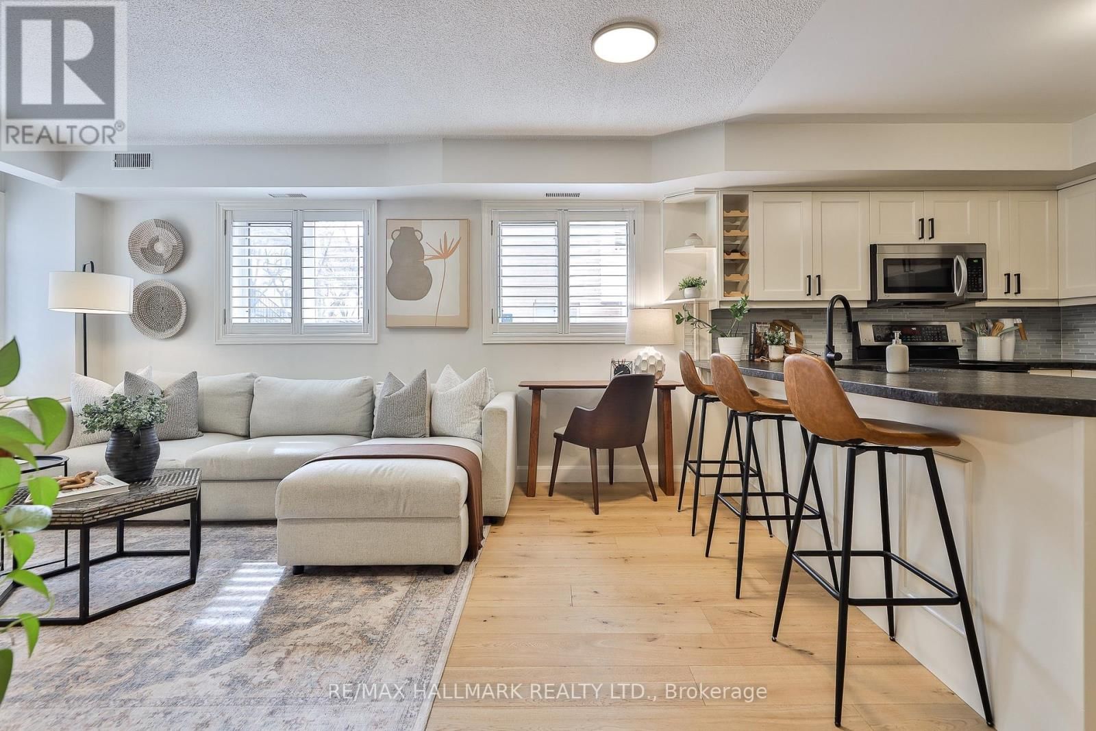 59 - 208 NIAGARA STREET Image 3