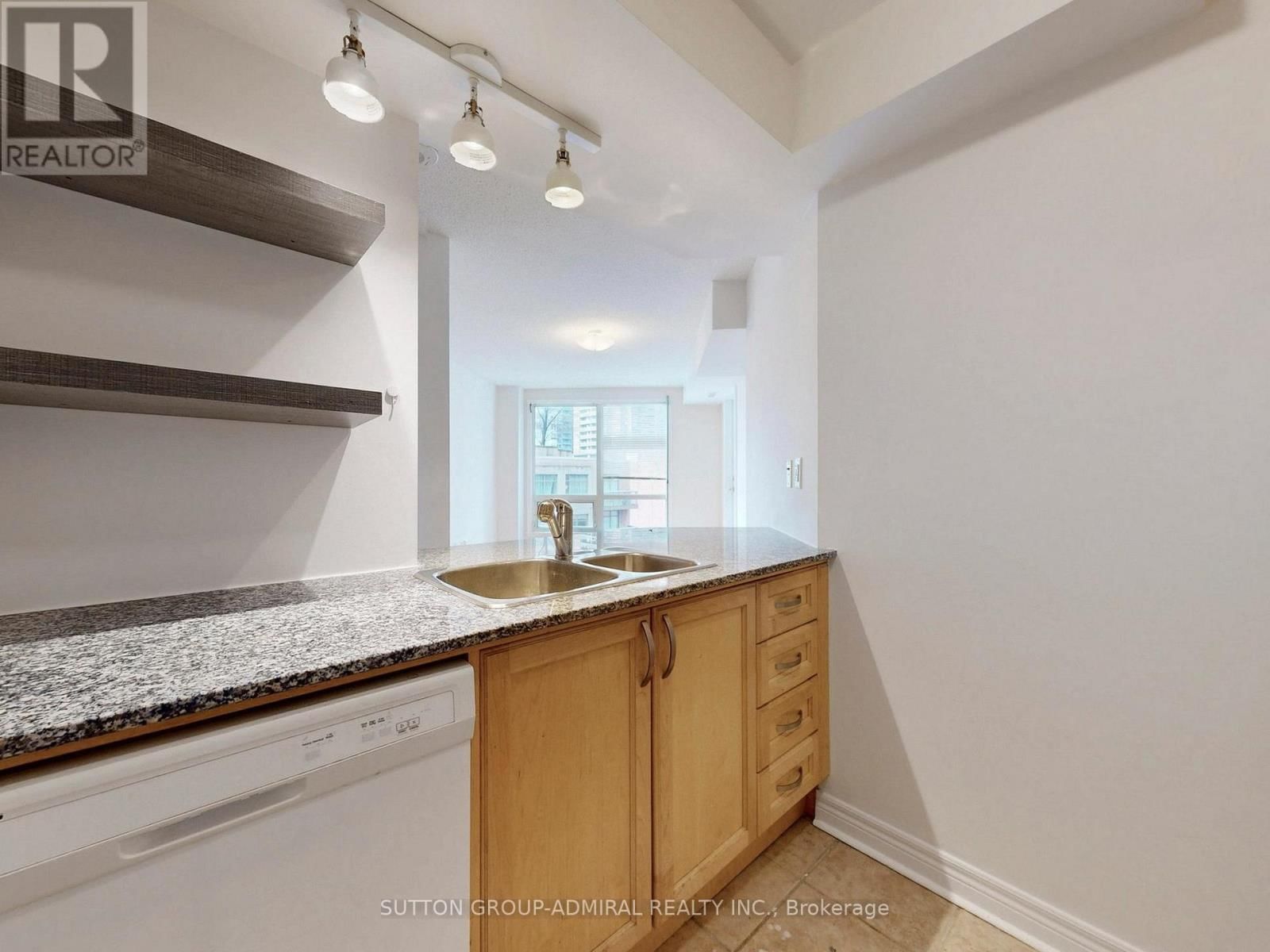 812 - 100 HAYDEN STREET Image 15