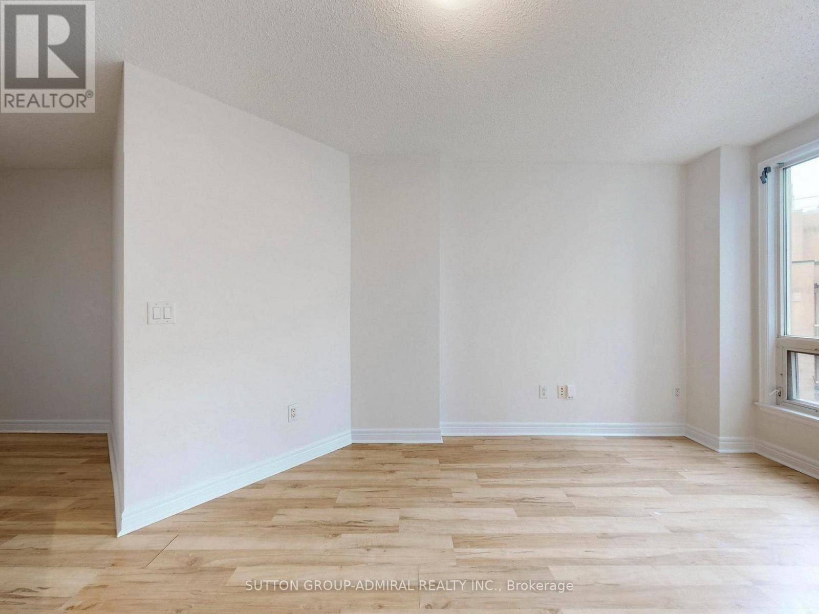 812 - 100 HAYDEN STREET Image 9