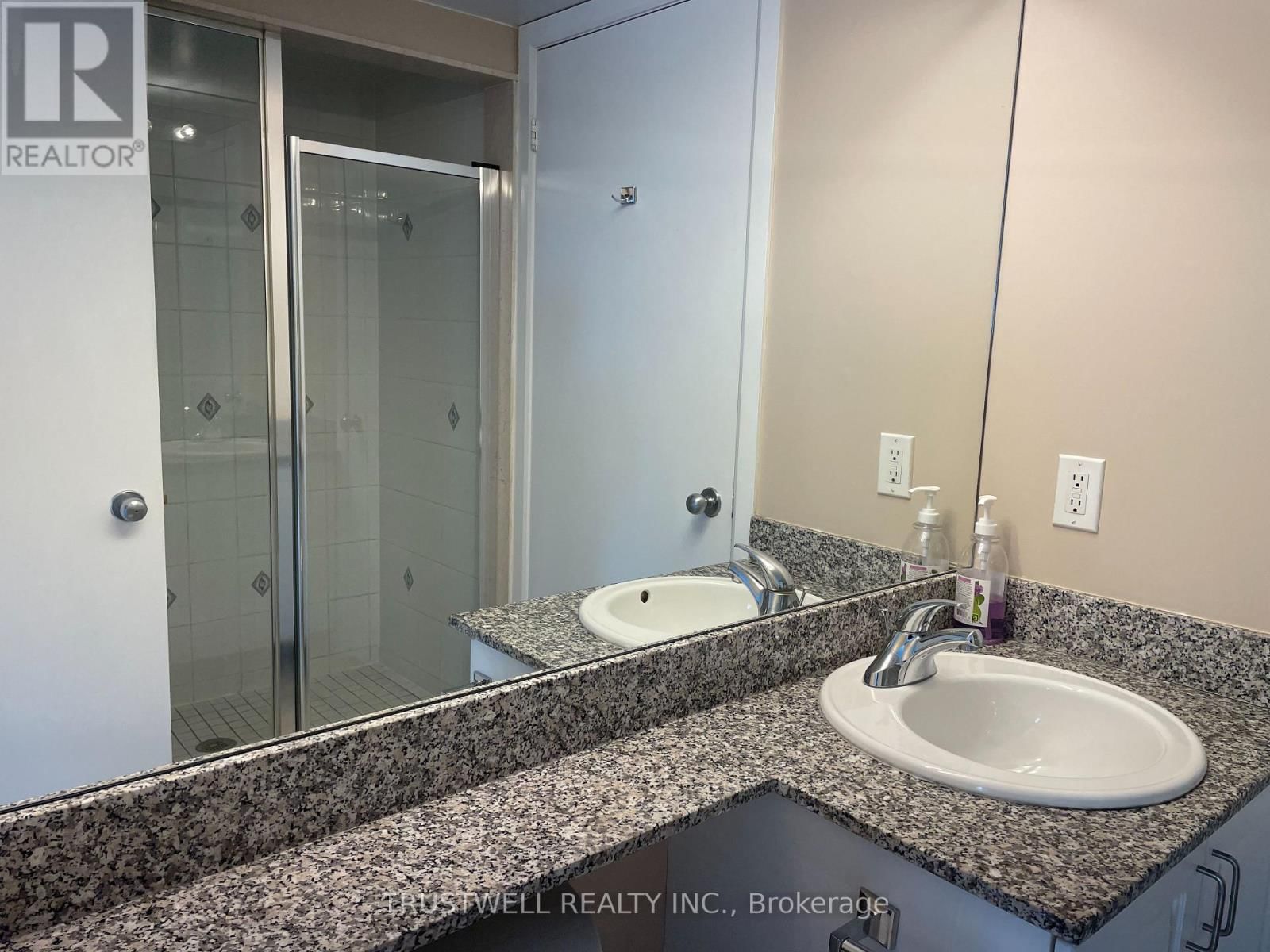 1905 - 8 PARK ROAD Image 11