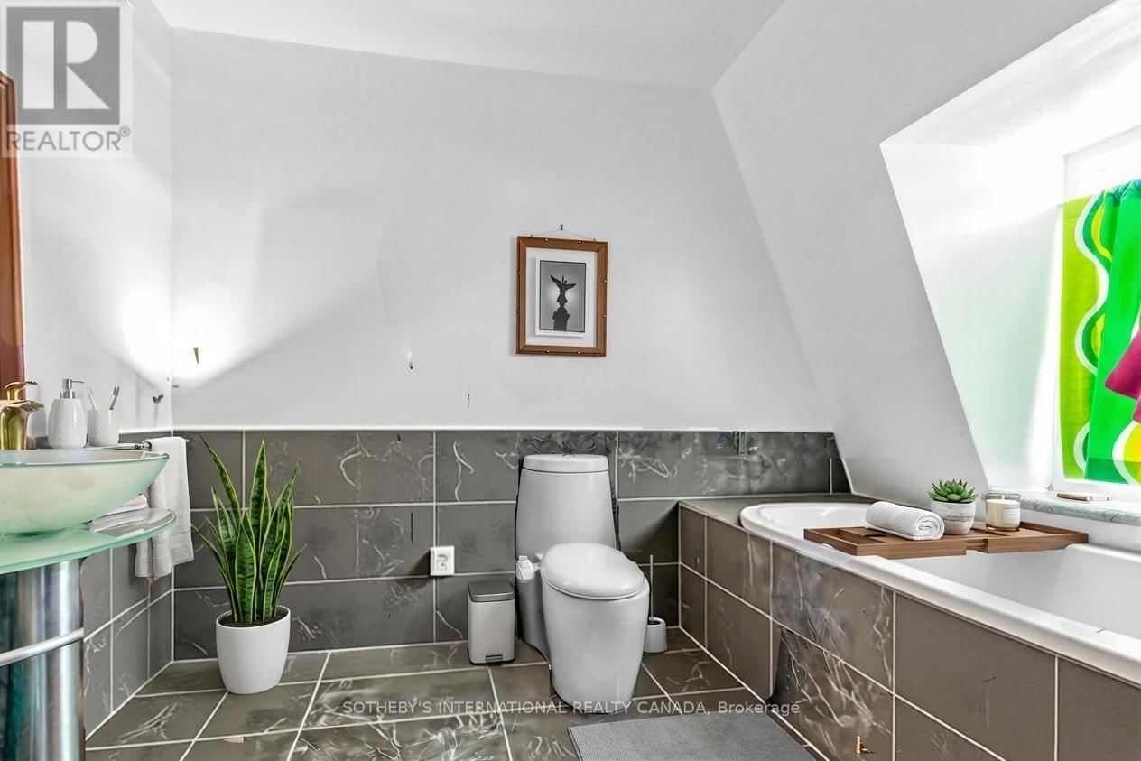 243 GERRARD STREET EAST Image 37