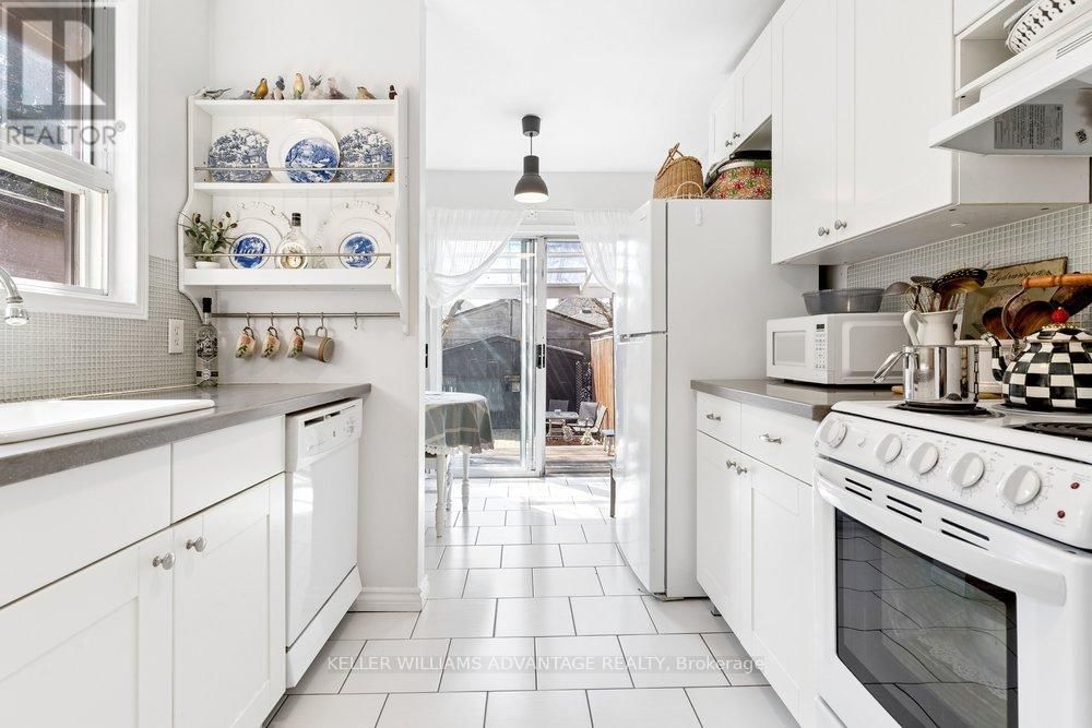 186 CEDRIC AVENUE Image 17