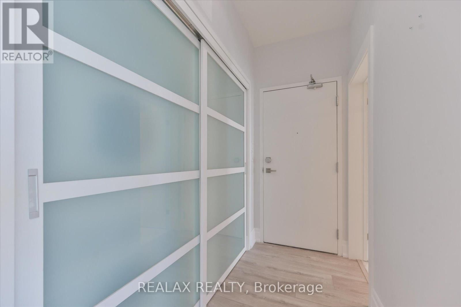 4007 - 12 YORK STREET Image 2