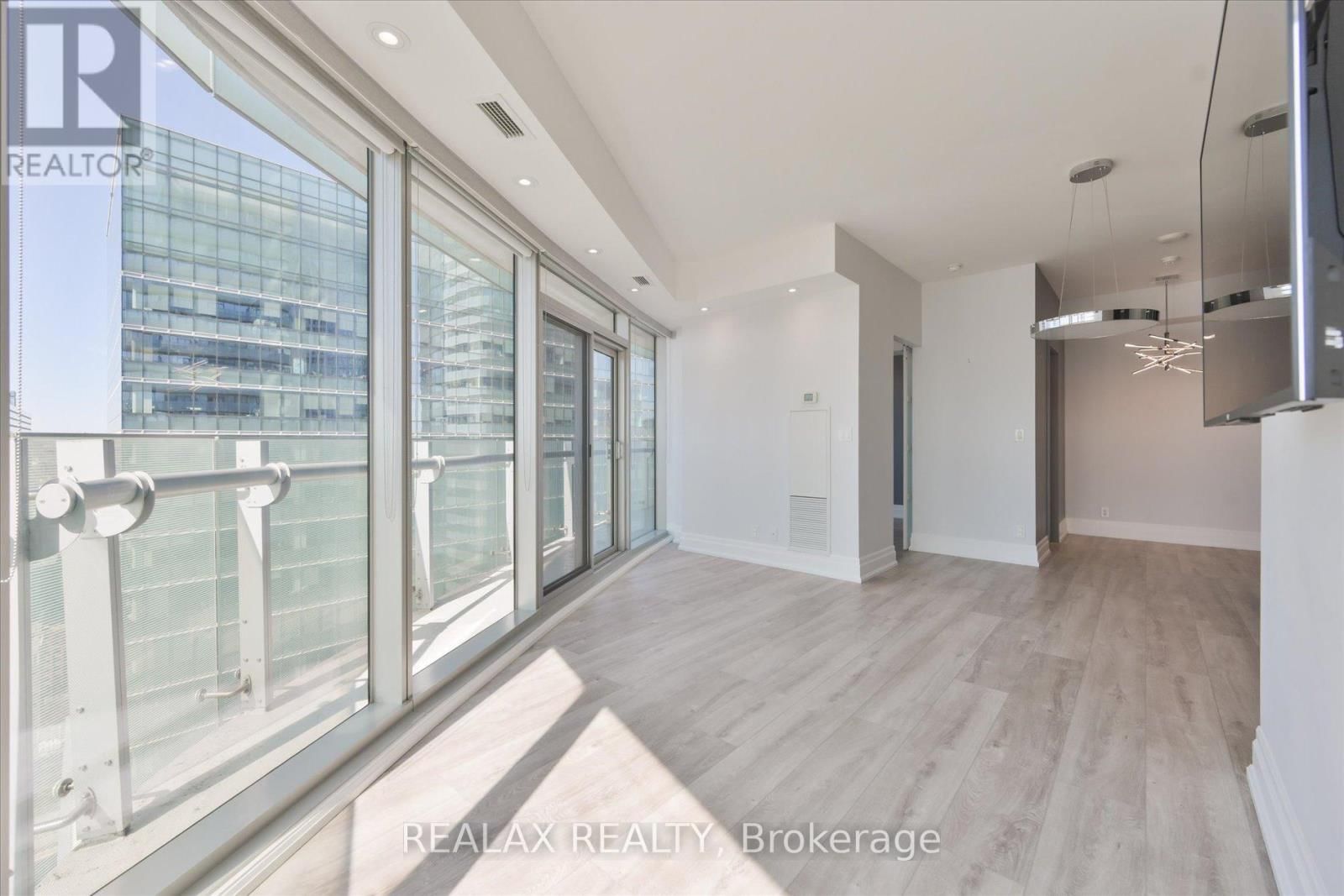 4007 - 12 YORK STREET Image 8