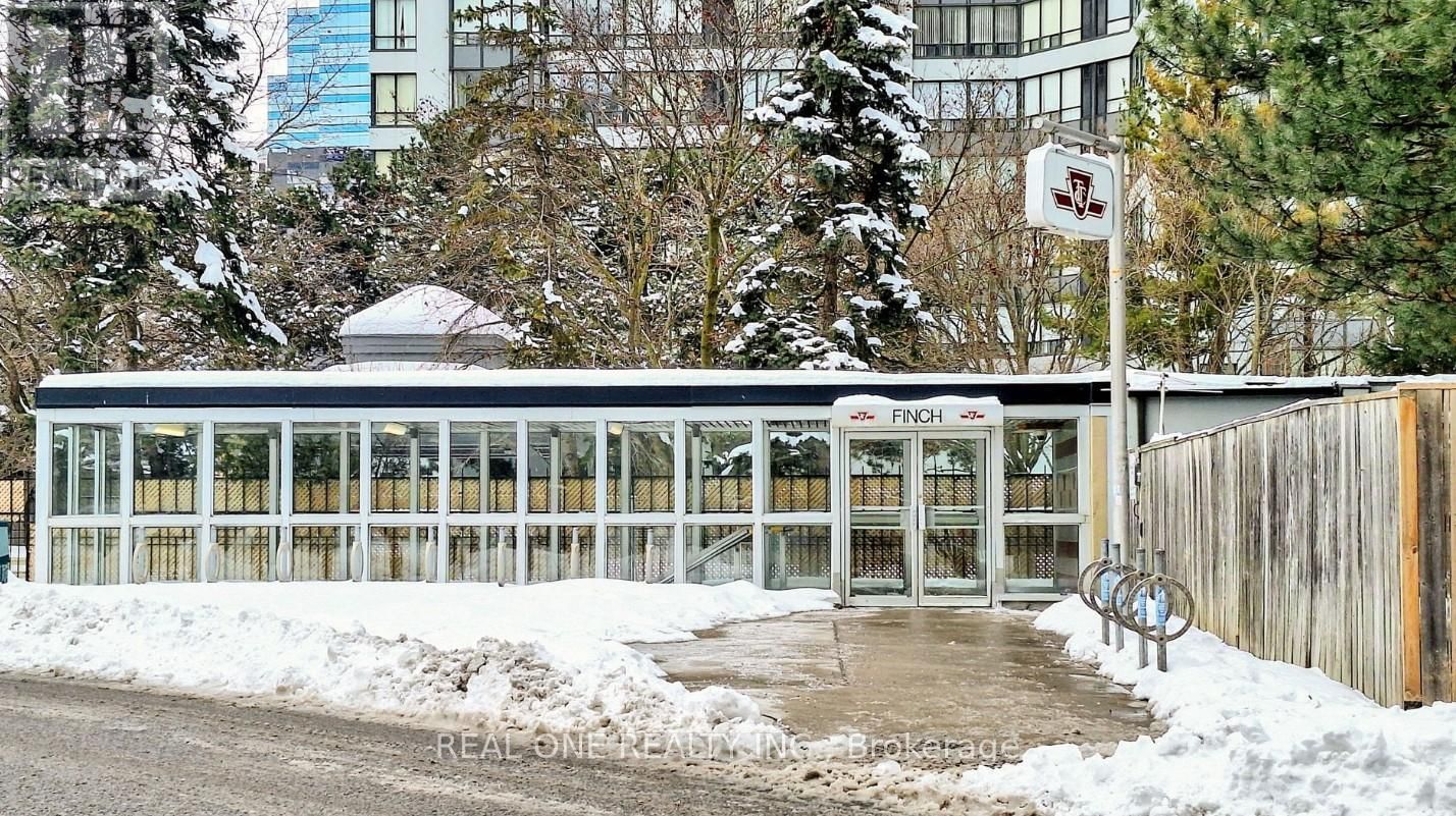 Uph06 - 8 PEMBERTON AVENUE Image 3