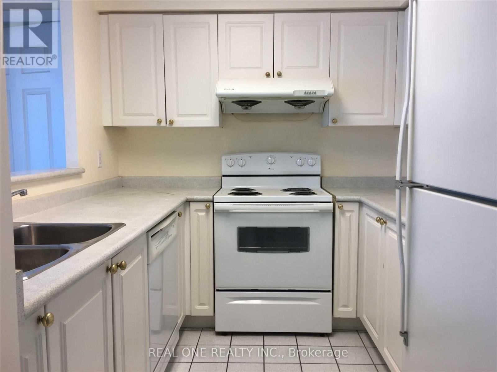 Uph06 - 8 PEMBERTON AVENUE Image 9