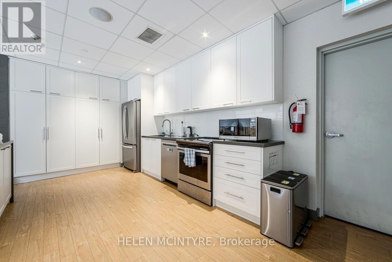 222 - 955 MILLWOOD ROAD Image 31