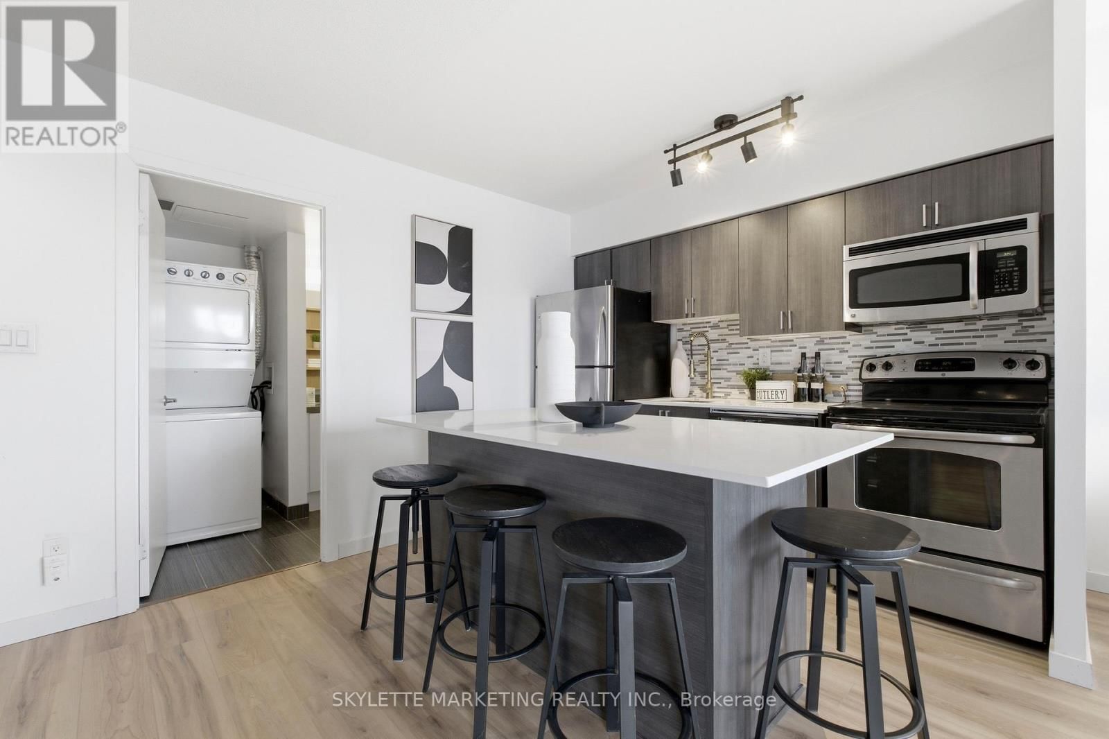 701 - 801 SHEPPARD AVENUE WEST Image 8