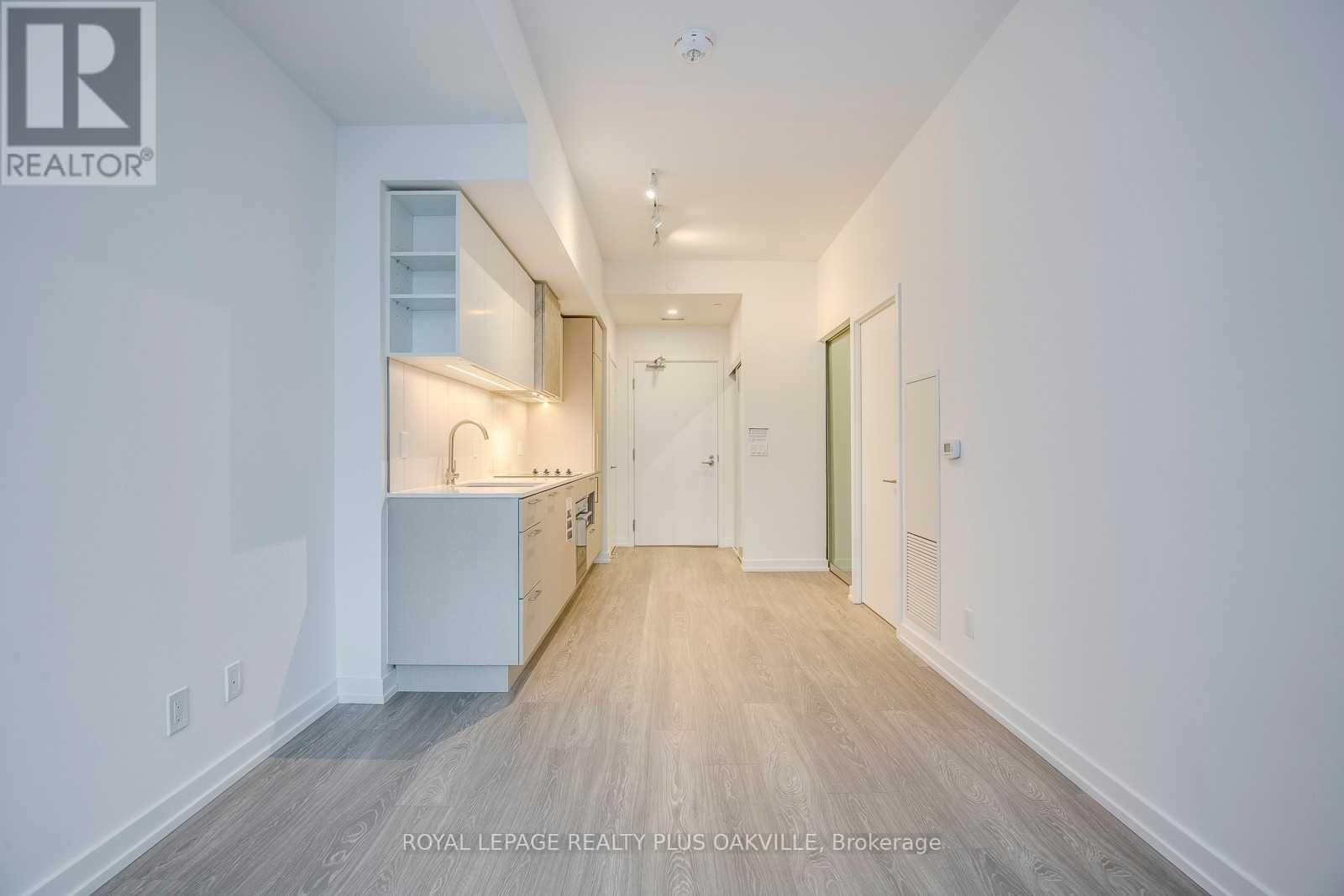 2320 - 19 WESTERN BATTERY ROAD Image 5