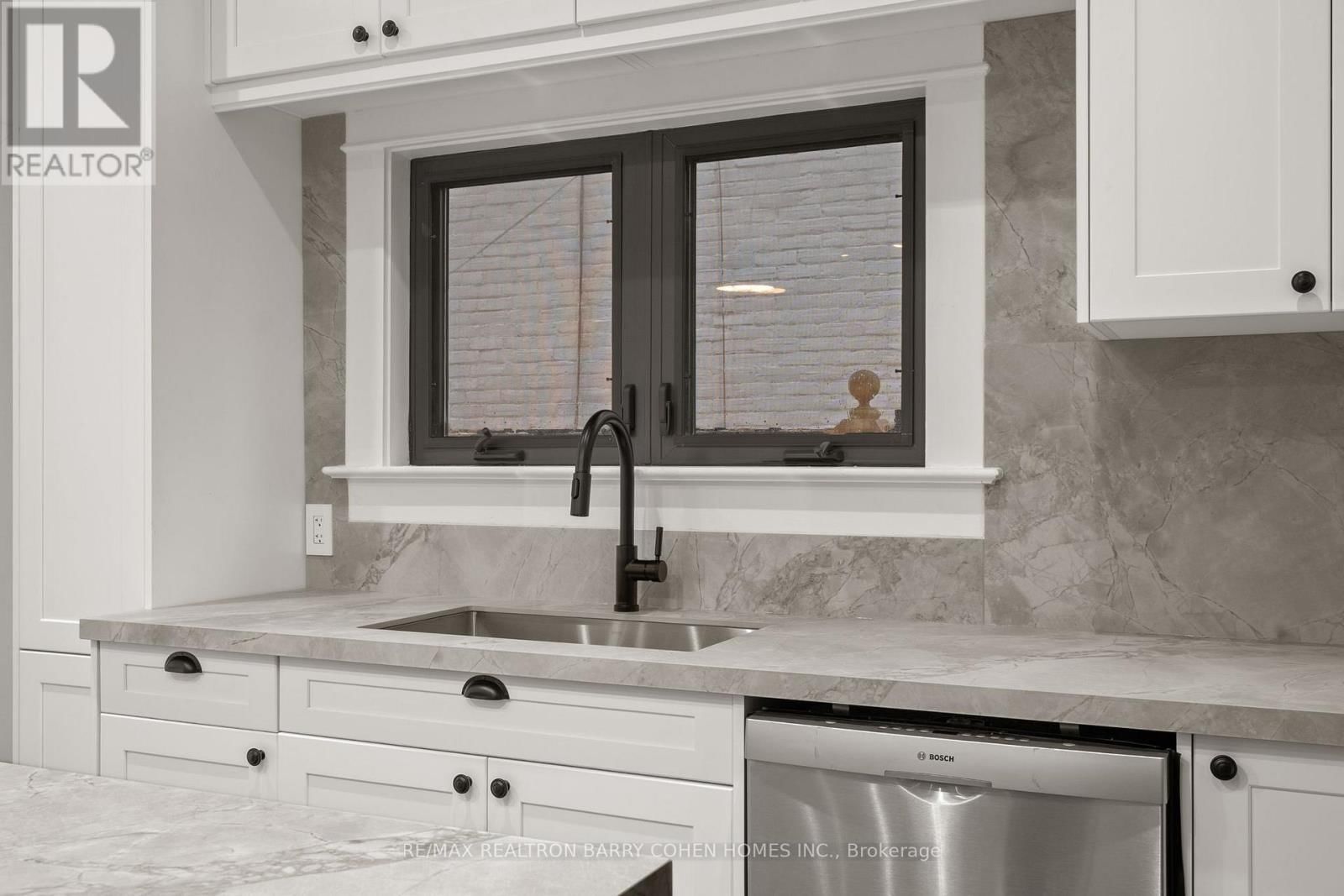 231 MACPHERSON AVENUE Image 16