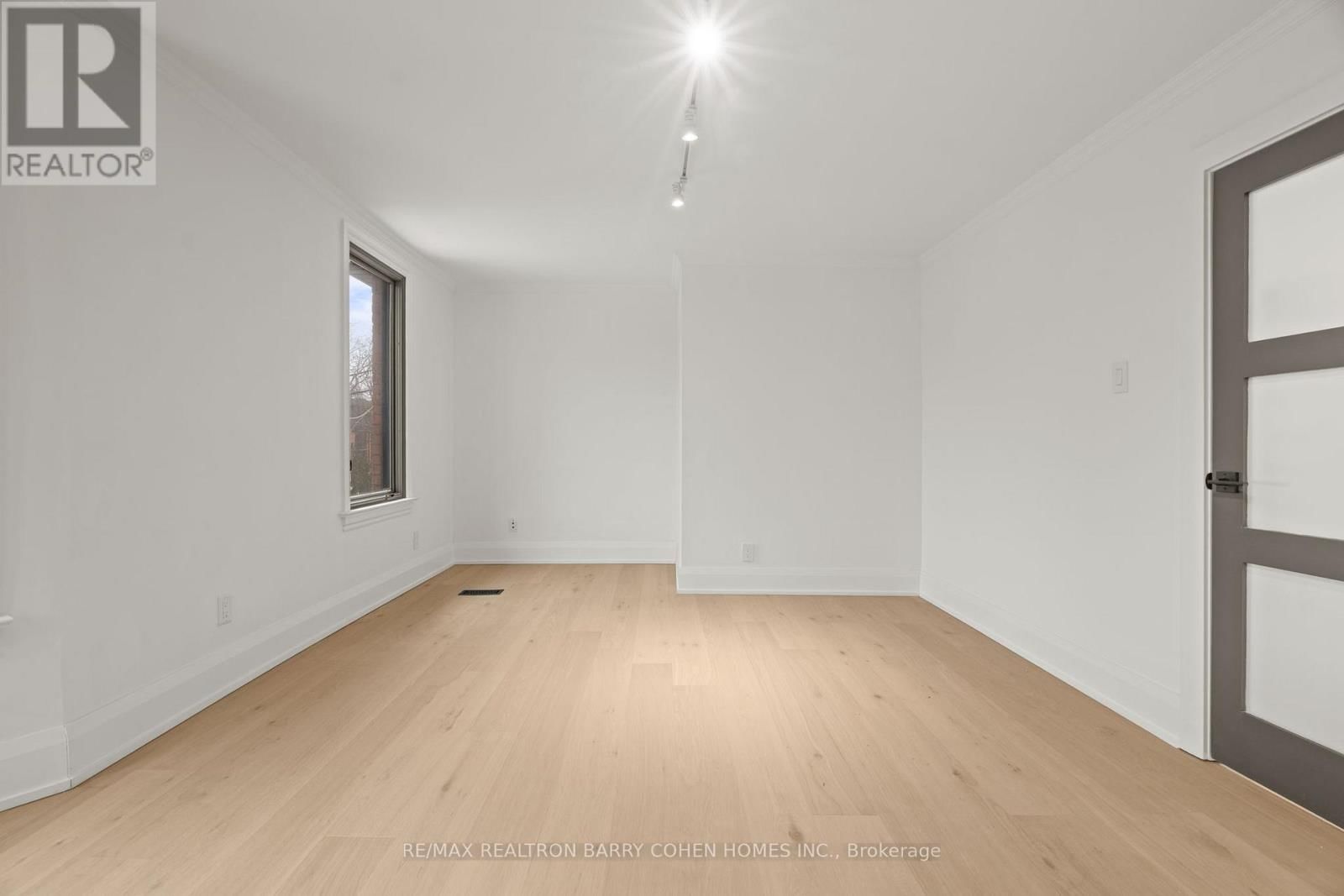 231 MACPHERSON AVENUE Image 20