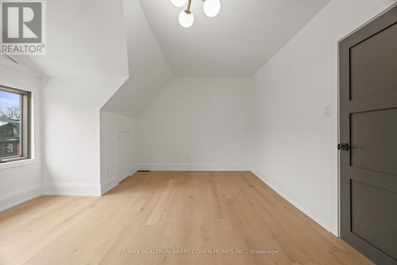 231 MACPHERSON AVENUE Image 31