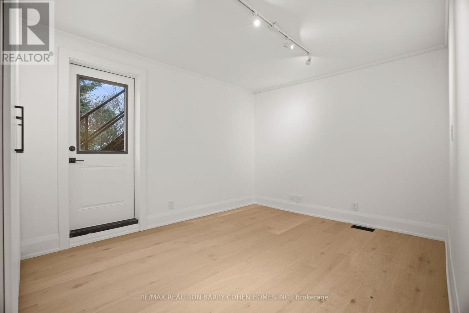 231 MACPHERSON AVENUE Image 34