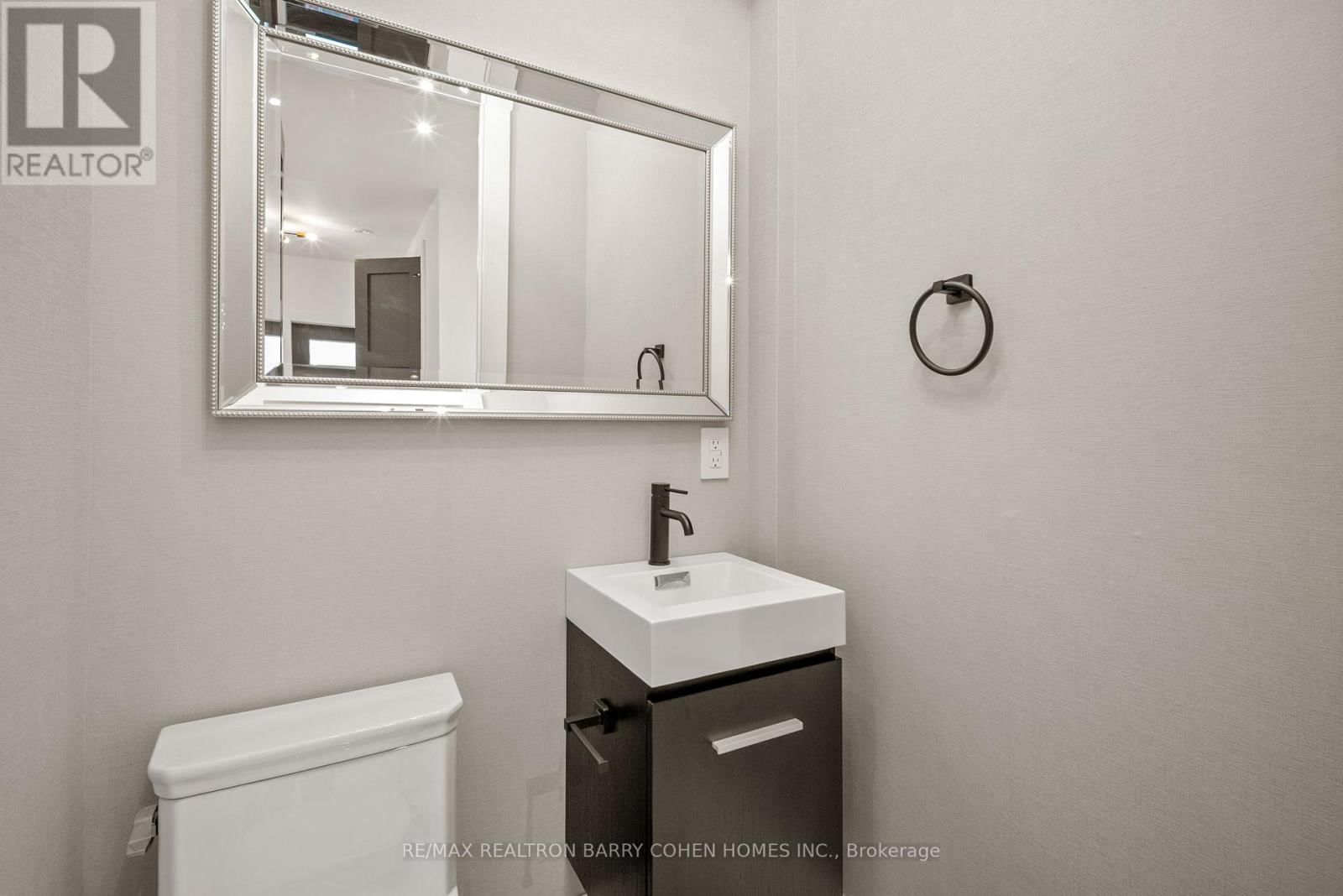 231 MACPHERSON AVENUE Image 38