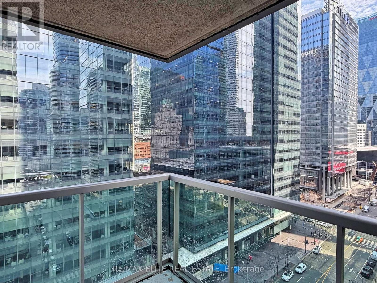 1806 - 30 GRAND TRUNK CRESCENT Image 6