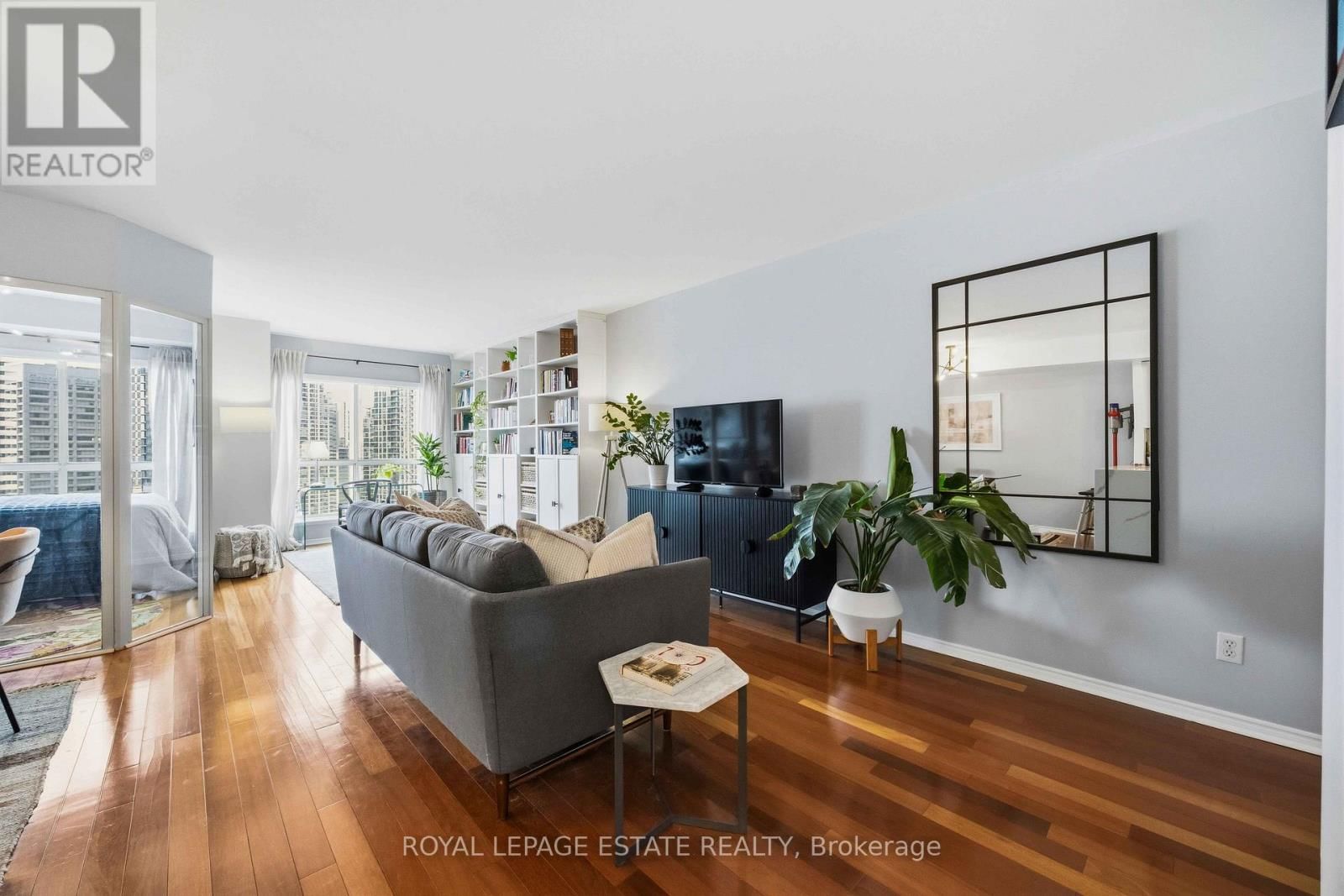 2118 - 25 THE ESPLANADE Image 2