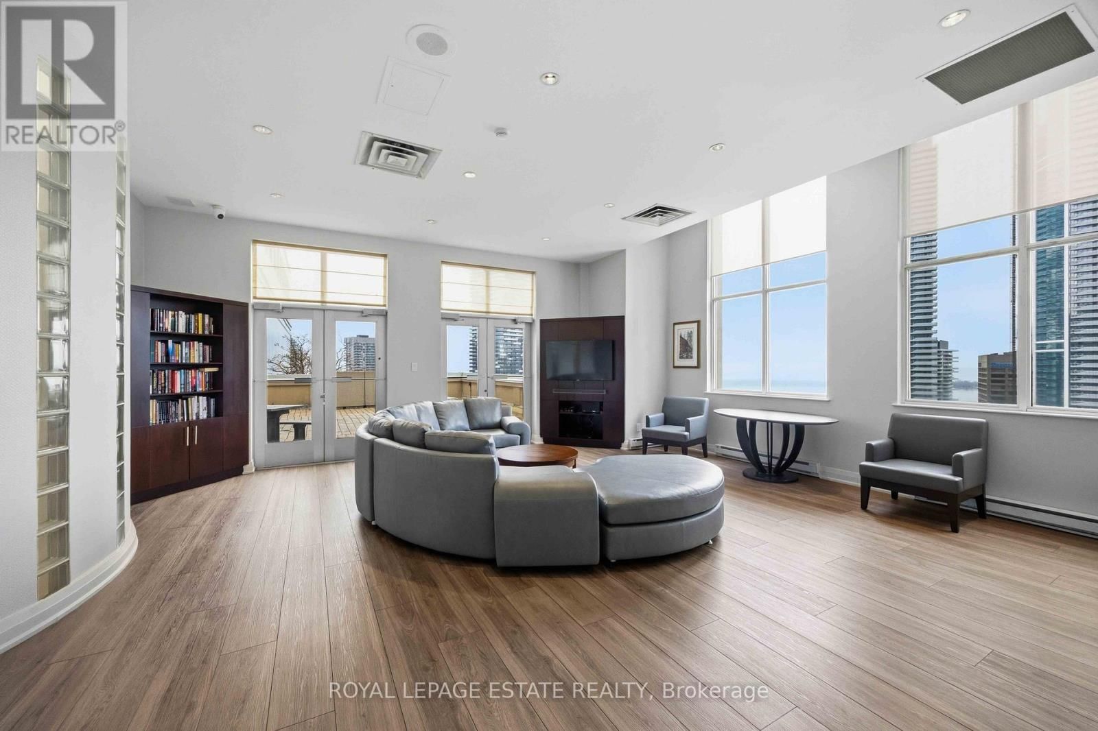 2118 - 25 THE ESPLANADE Image 38