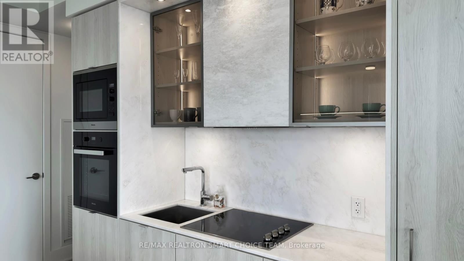 11 YORKVILLE AVENUE Image 12