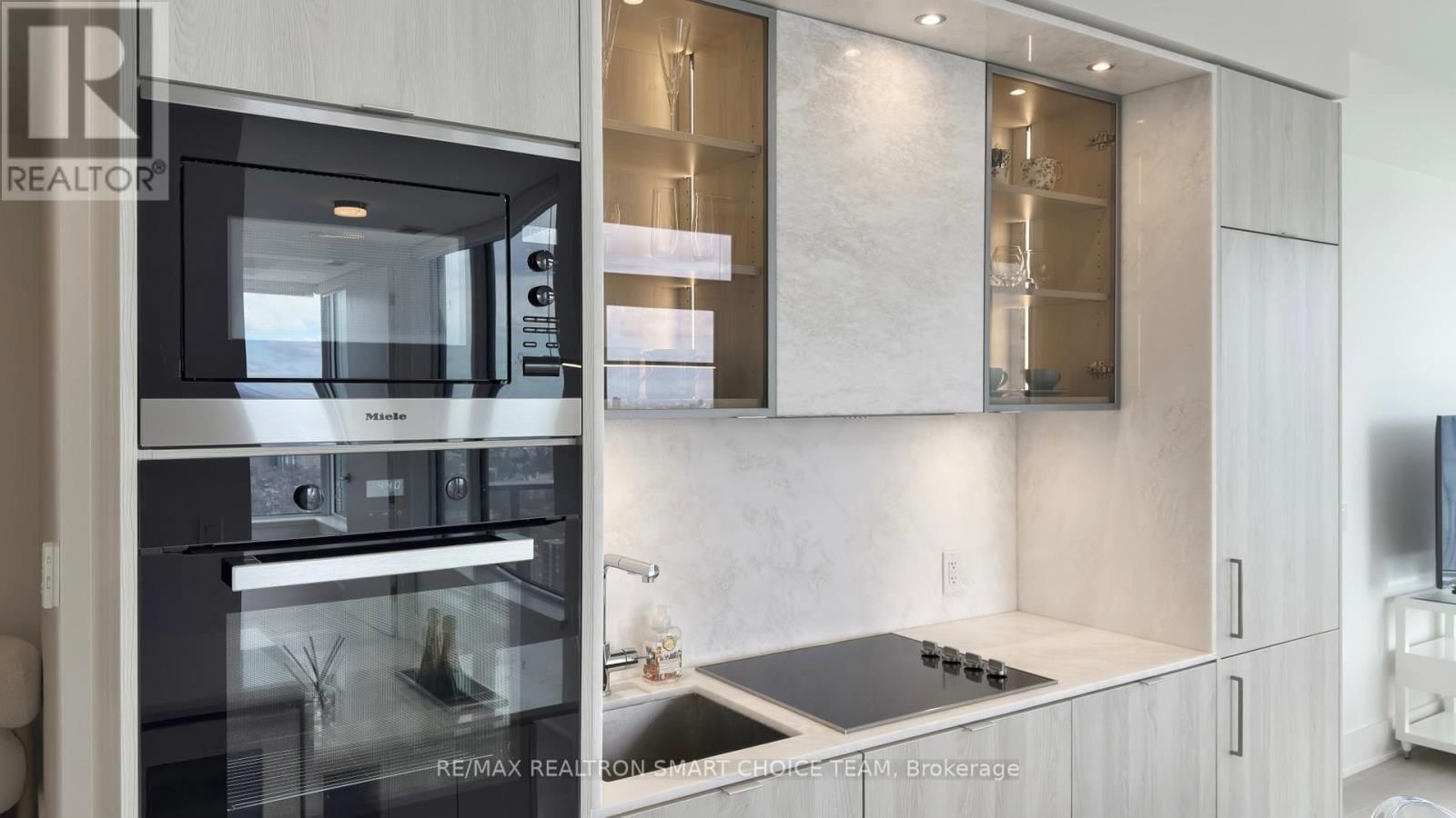 11 YORKVILLE AVENUE Image 13