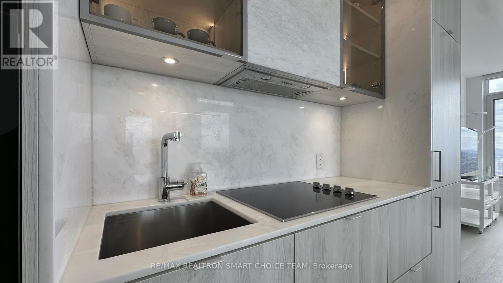 11 YORKVILLE AVENUE Image 14