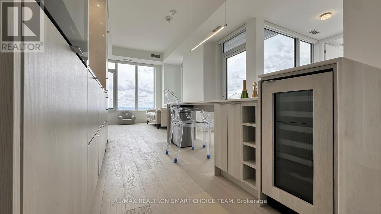 11 YORKVILLE AVENUE Image 15