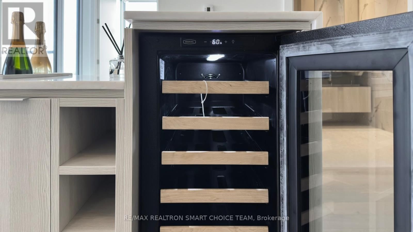 11 YORKVILLE AVENUE Image 16