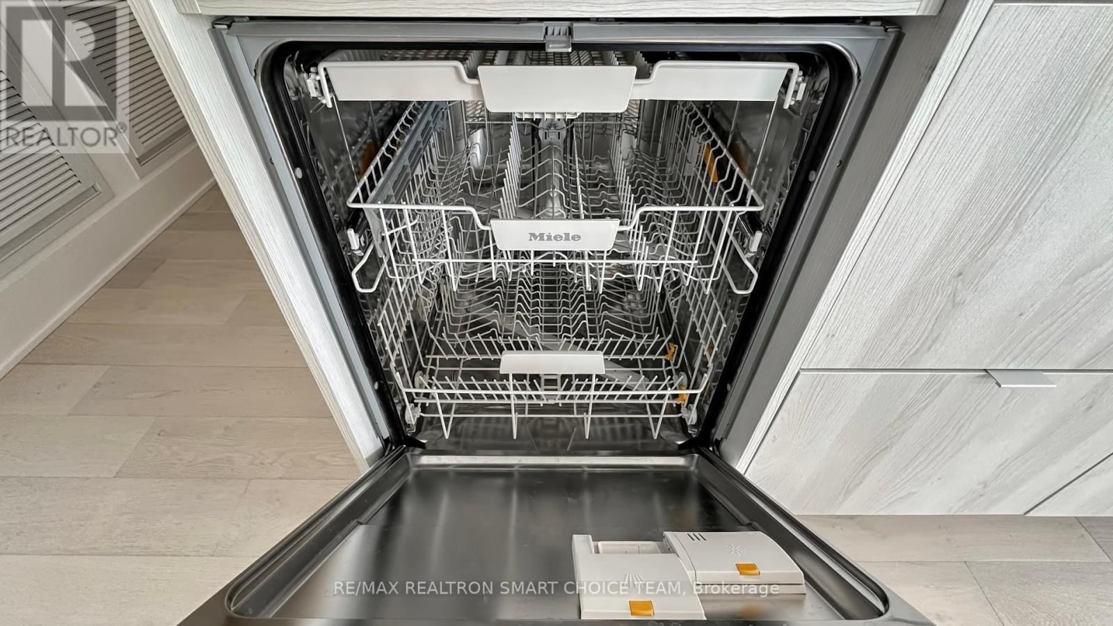 11 YORKVILLE AVENUE Image 17