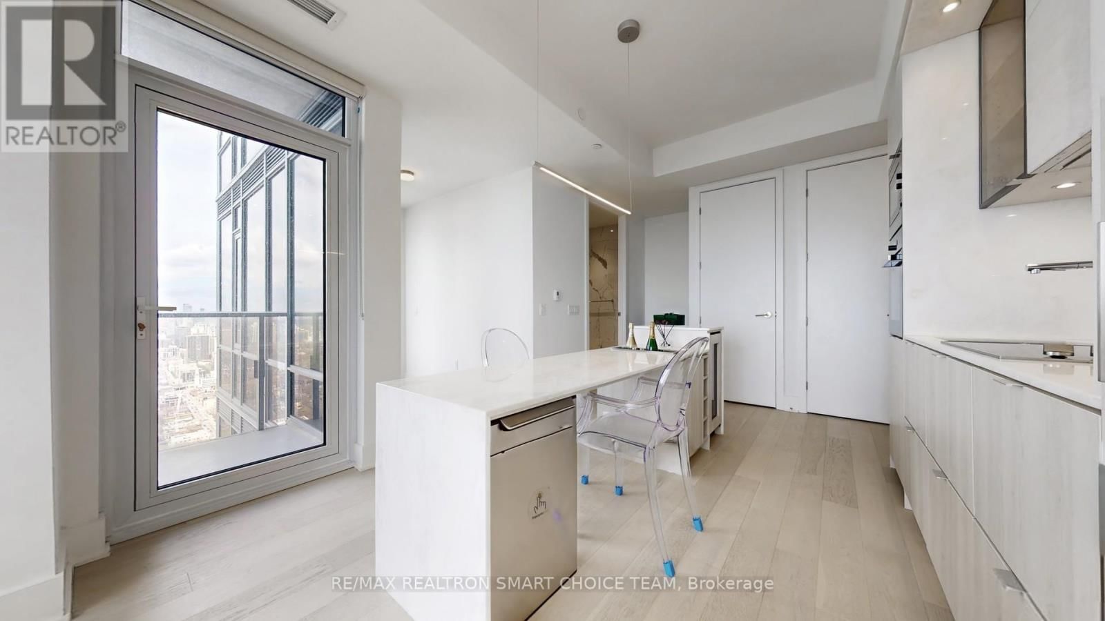 11 YORKVILLE AVENUE Image 18