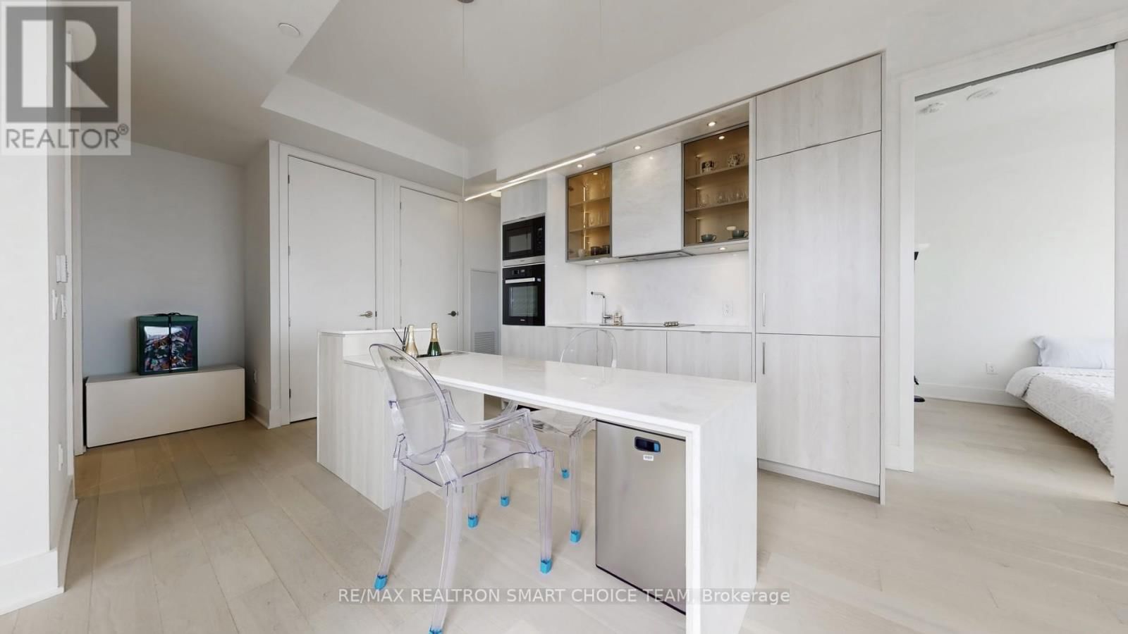 11 YORKVILLE AVENUE Image 19