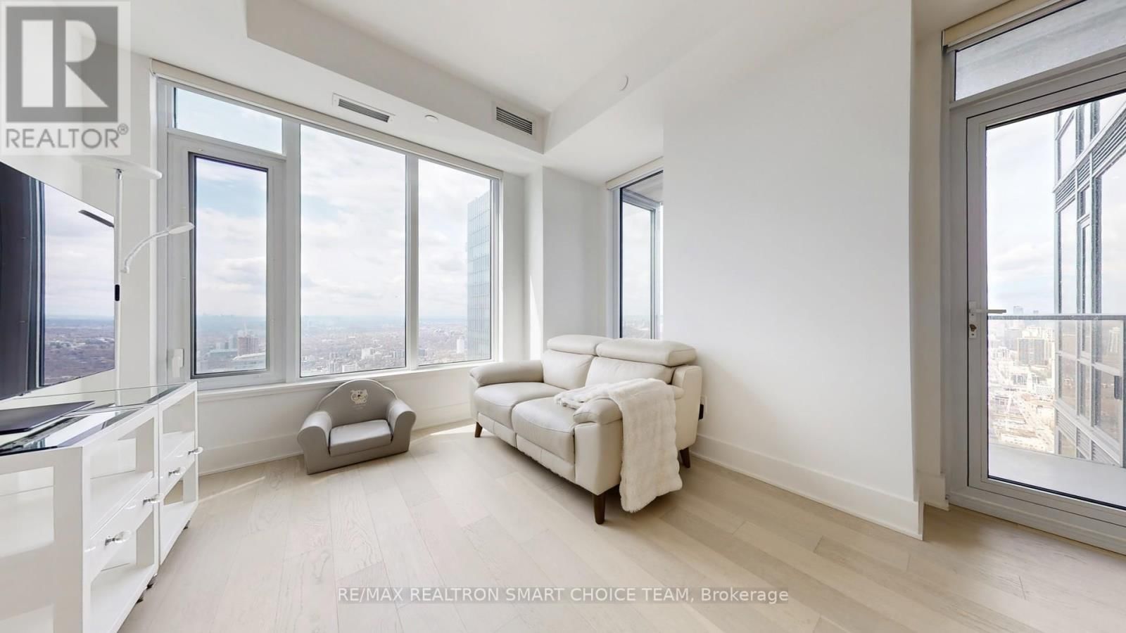 11 YORKVILLE AVENUE Image 21