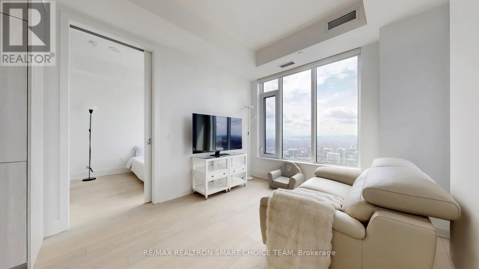 11 YORKVILLE AVENUE Image 23