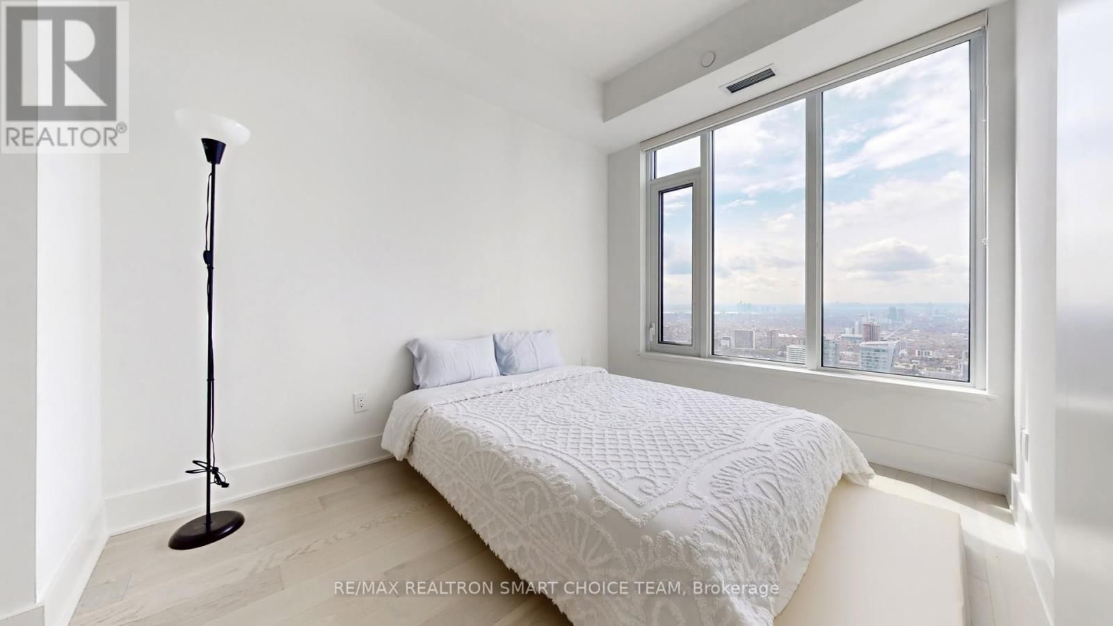 11 YORKVILLE AVENUE Image 24