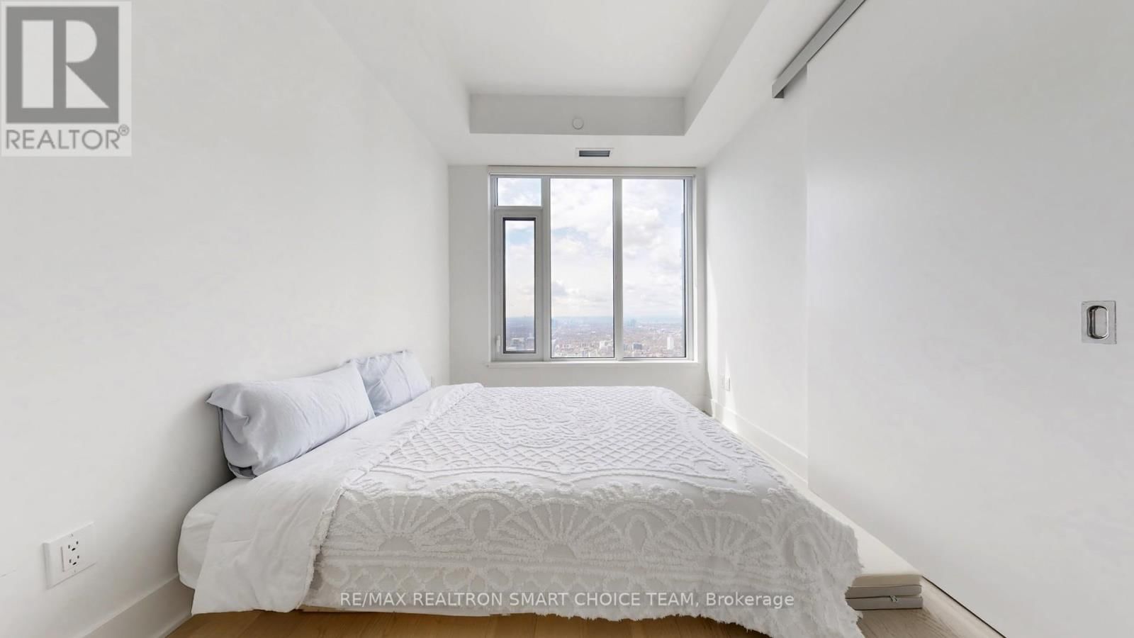 11 YORKVILLE AVENUE Image 25