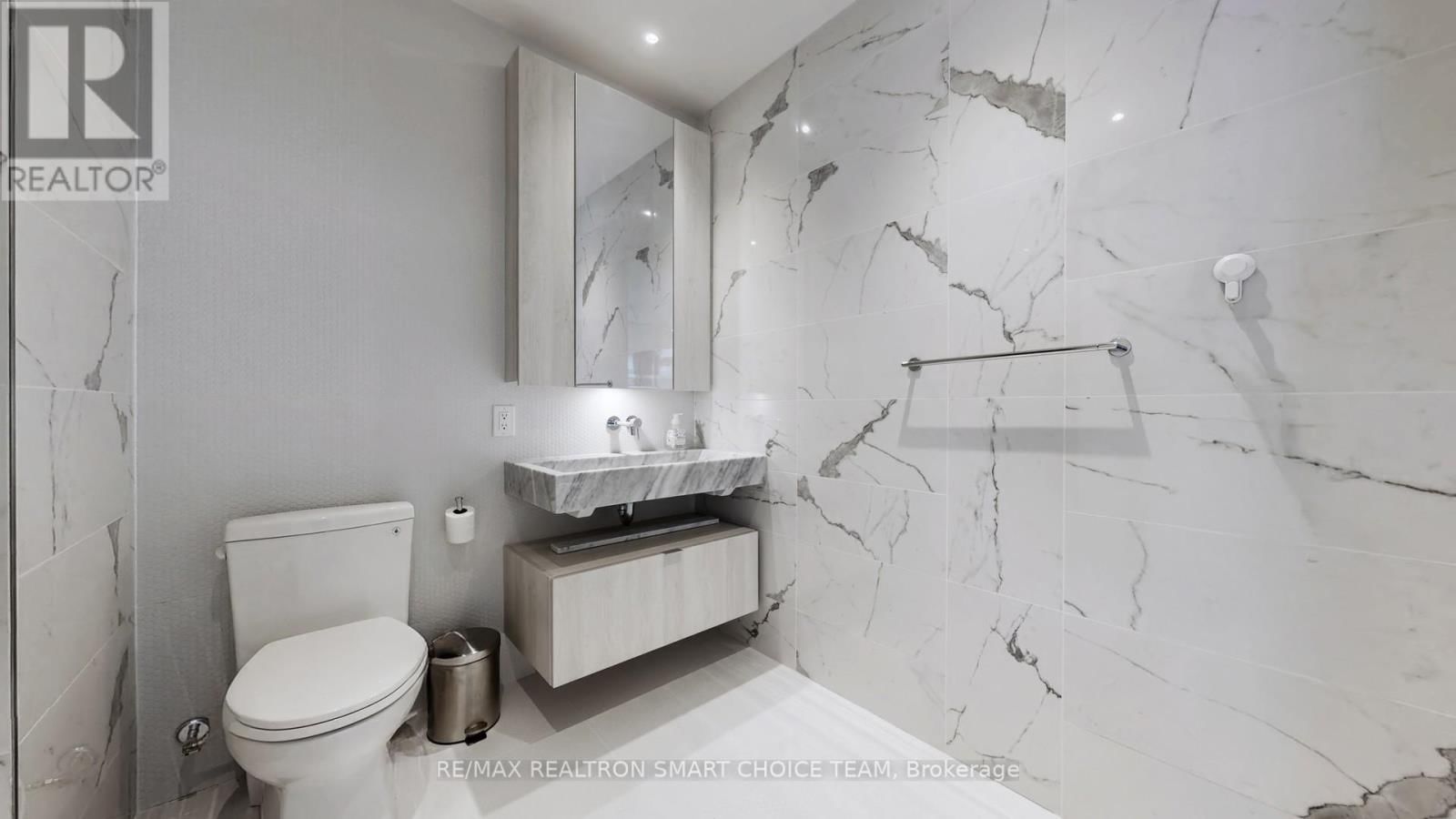 11 YORKVILLE AVENUE Image 32