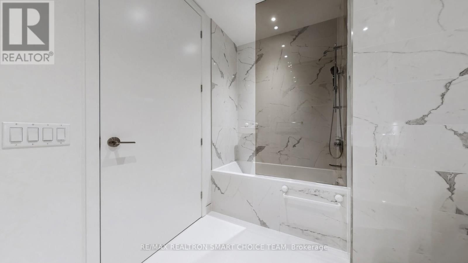 11 YORKVILLE AVENUE Image 33