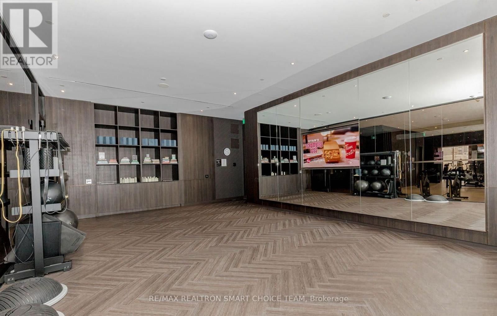 11 YORKVILLE AVENUE Image 37