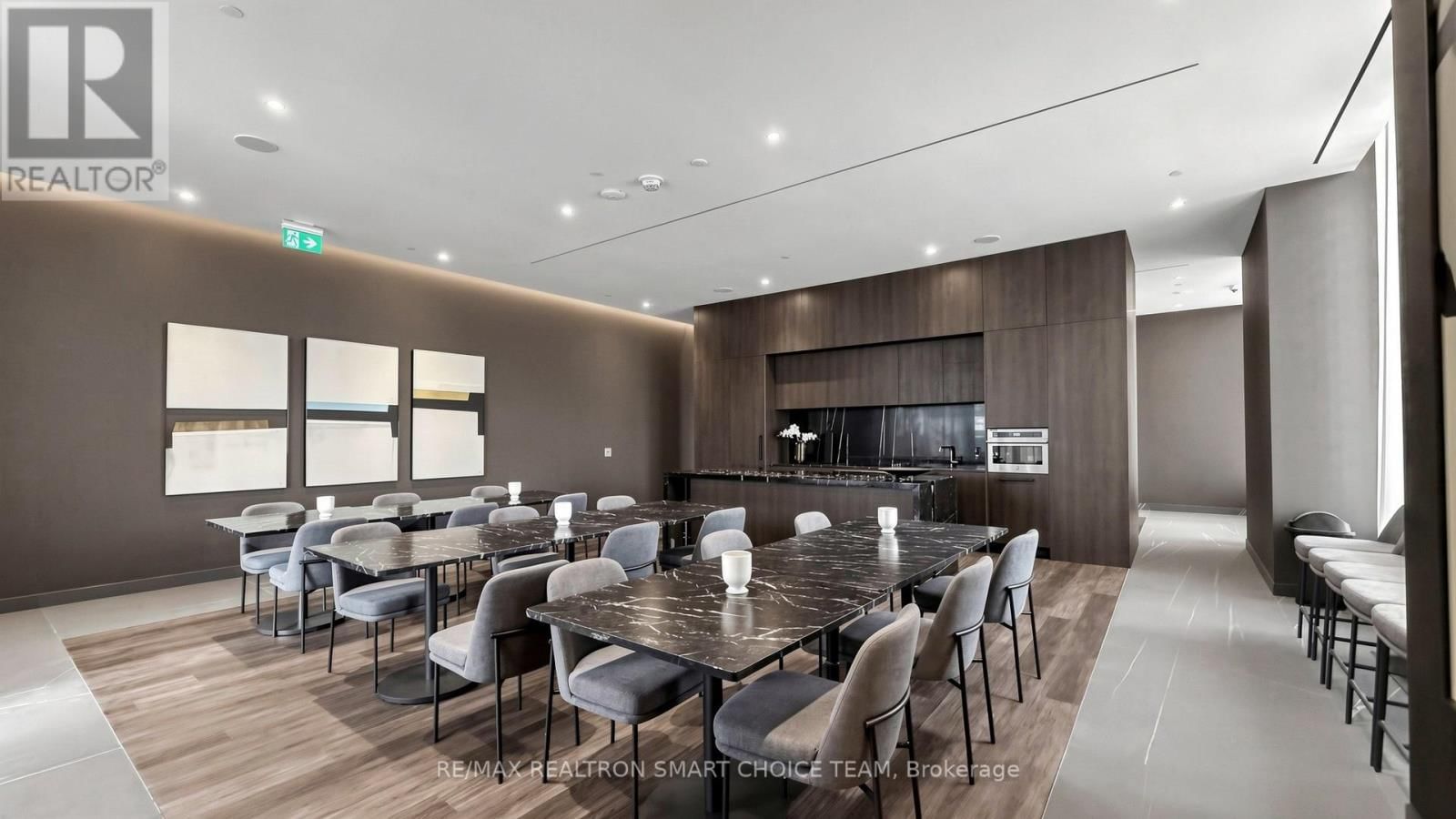 11 YORKVILLE AVENUE Image 40