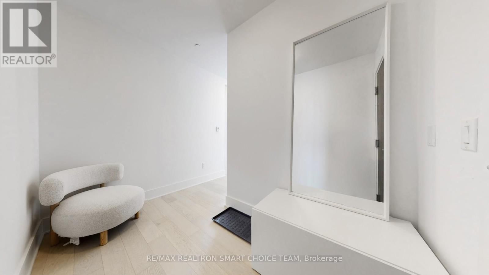 11 YORKVILLE AVENUE Image 9