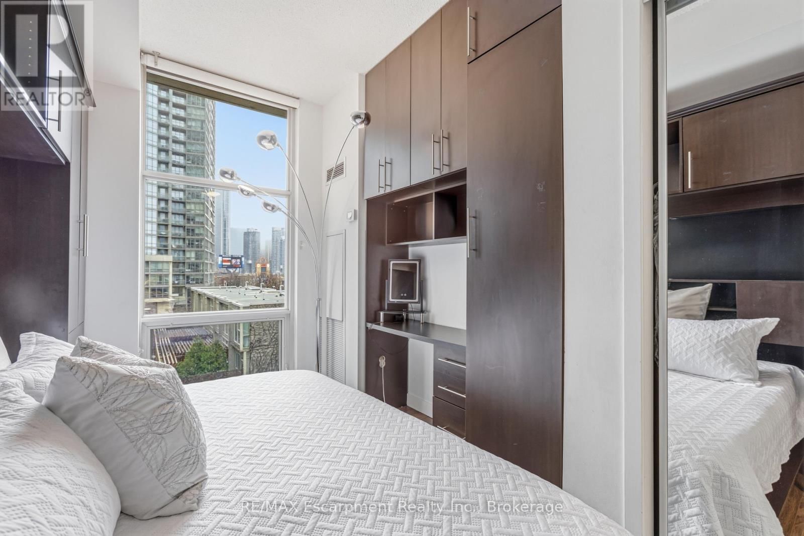 303 - 9 SPADINA AVENUE Image 17