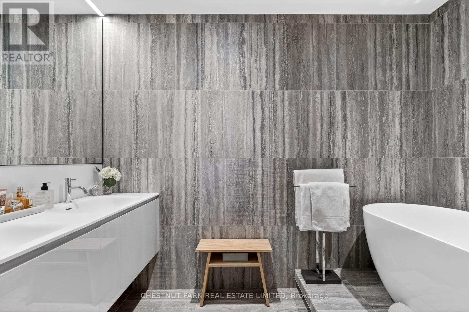 301 - 20 SCRIVENER SQUARE Image 32