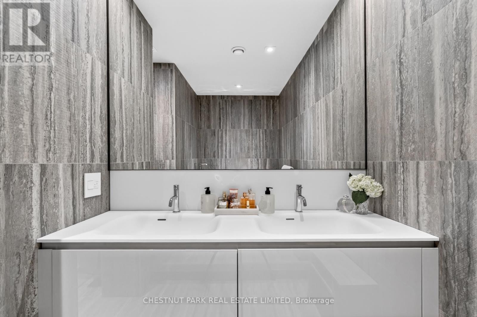 301 - 20 SCRIVENER SQUARE Image 33