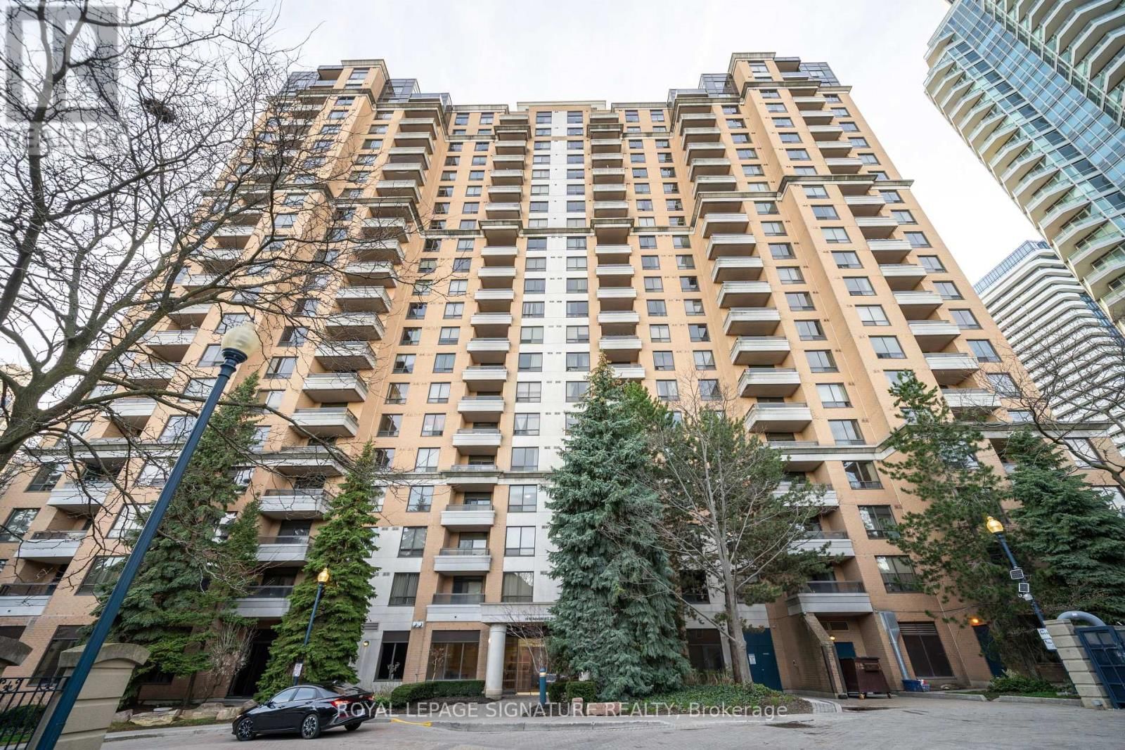 2217 - 18 SOMMERSET WAY Image 1