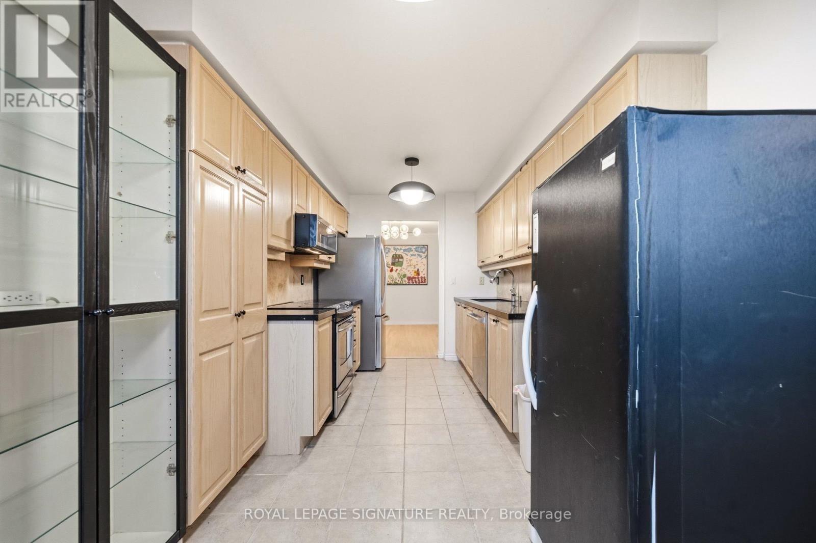 2217 - 18 SOMMERSET WAY Image 11