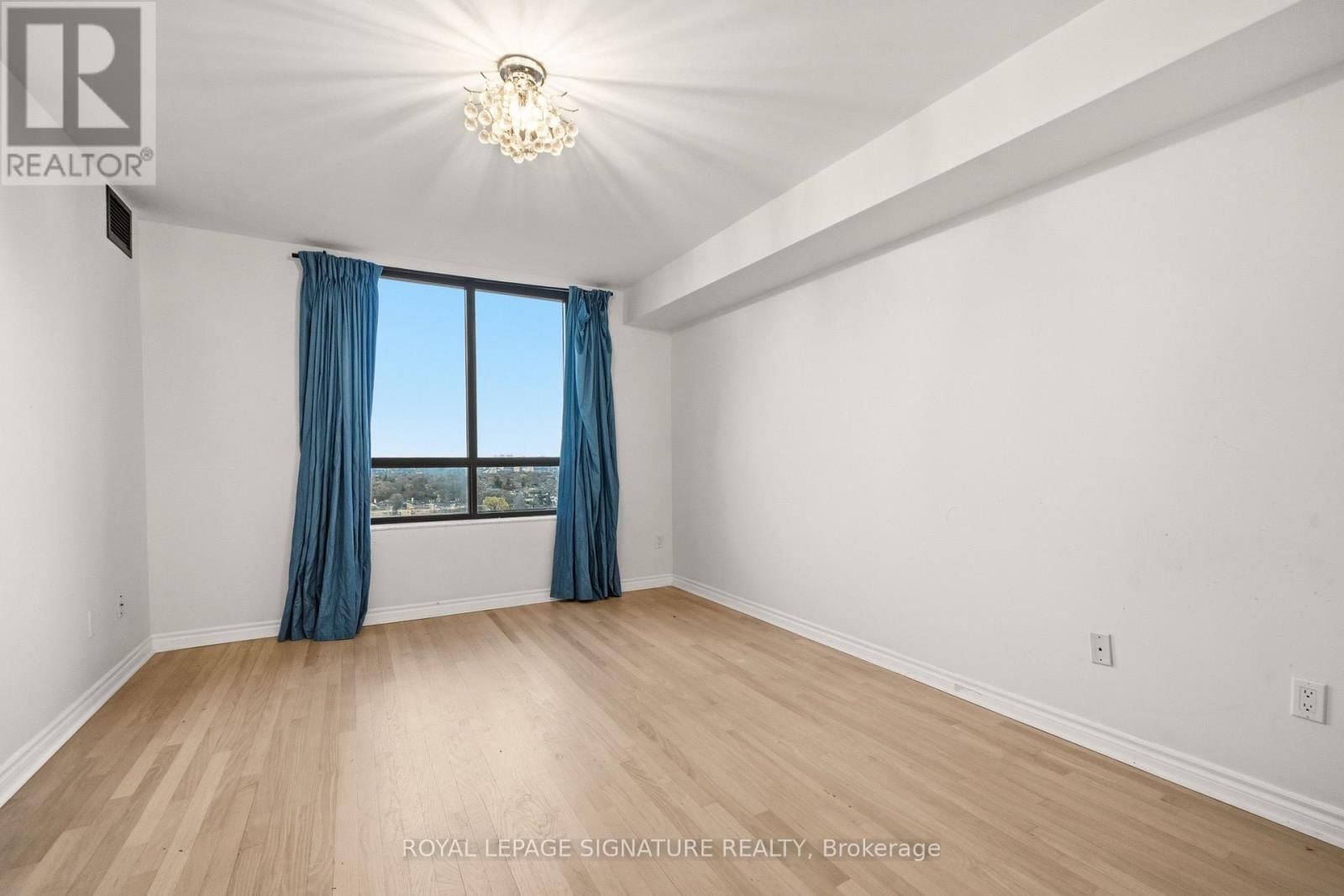 2217 - 18 SOMMERSET WAY Image 12