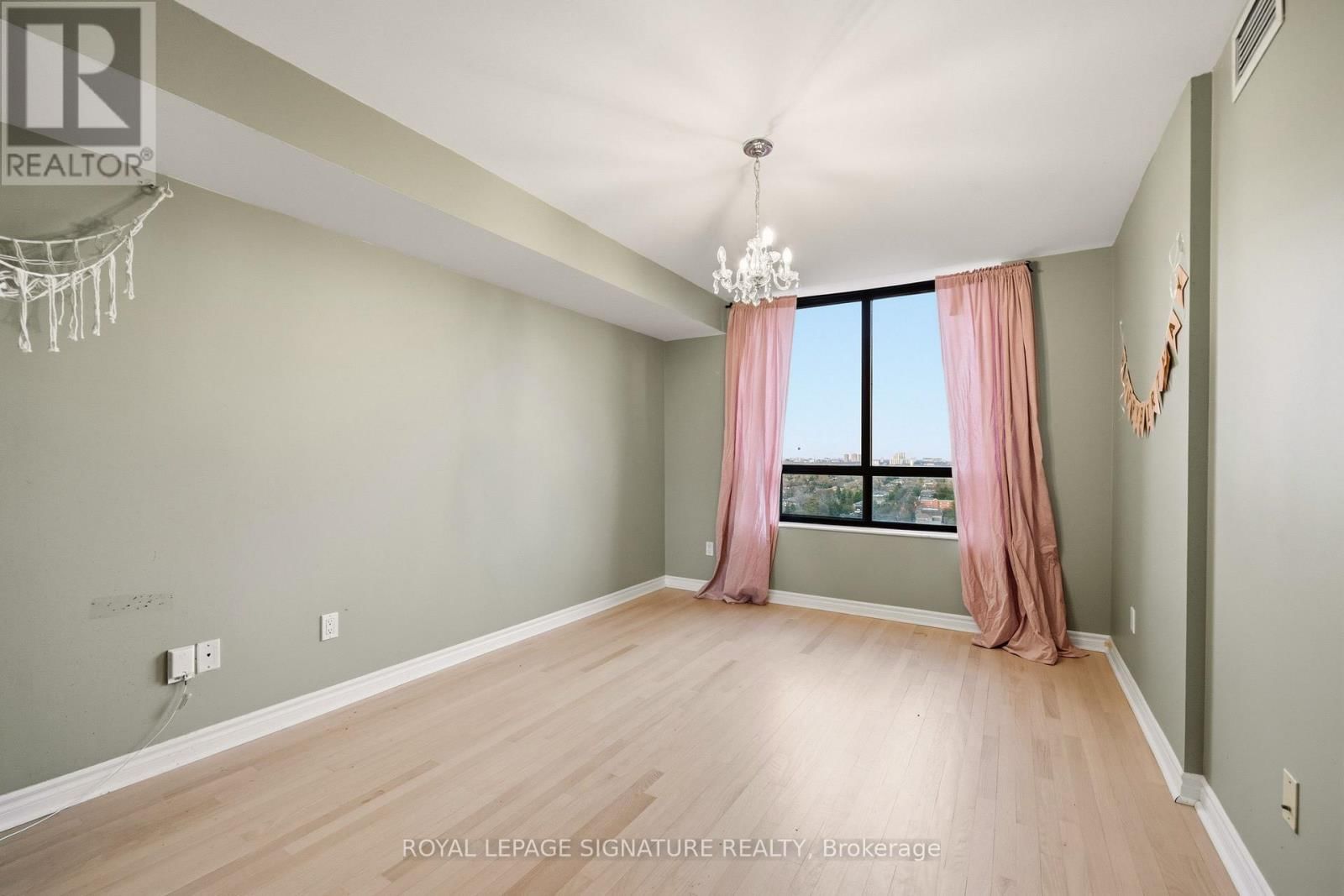 2217 - 18 SOMMERSET WAY Image 15