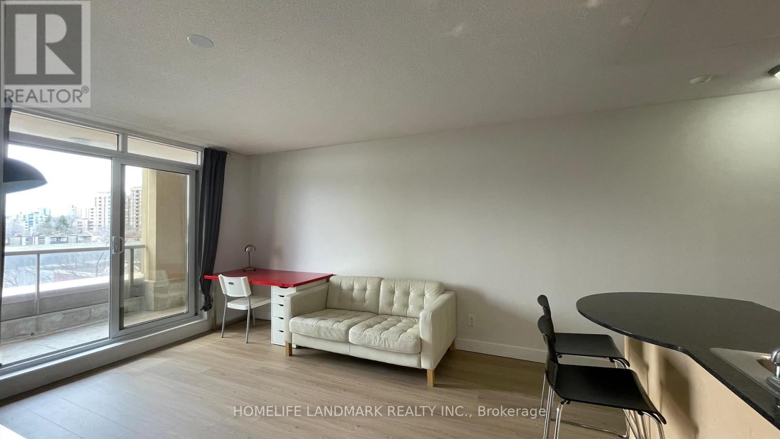 501 - 18 KENASTON GARDENS Image 3