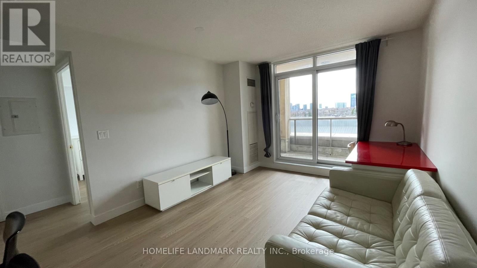 501 - 18 KENASTON GARDENS Image 4