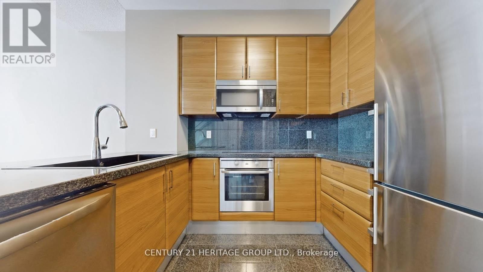 910 - 1 AVONDALE AVENUE Image 6