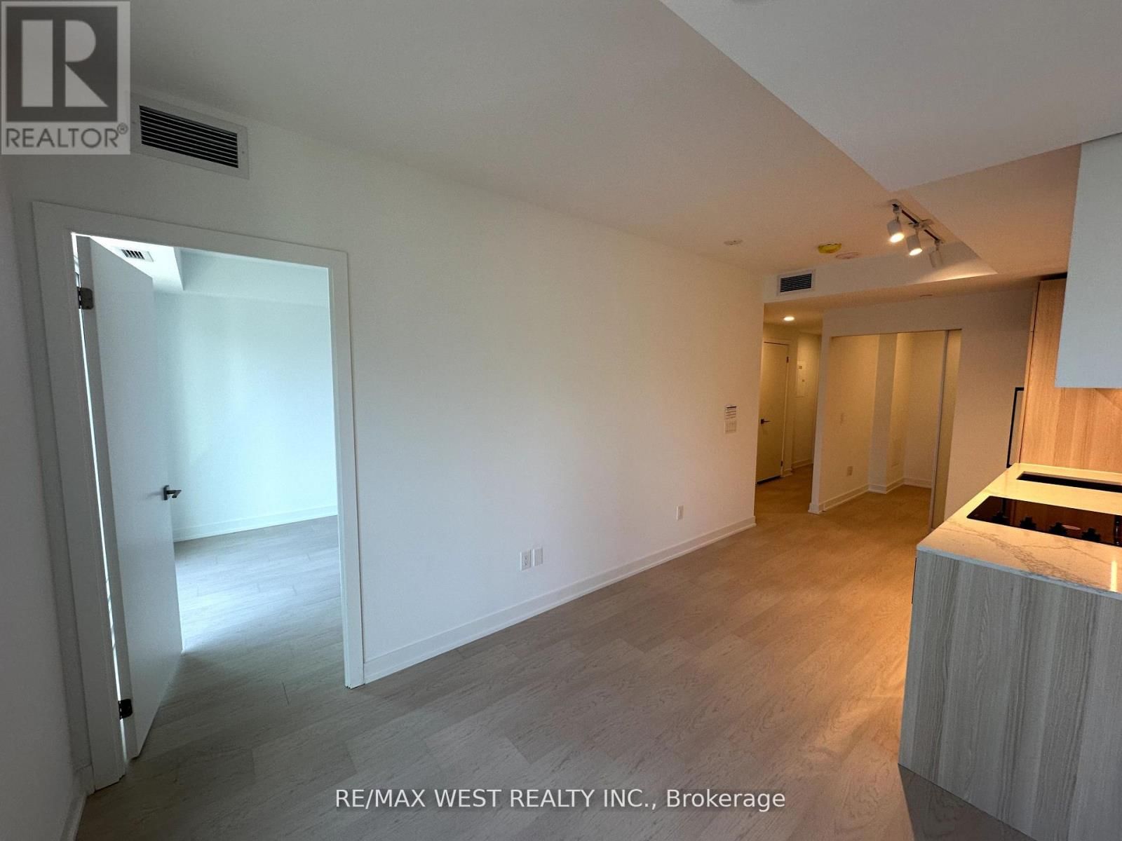 1105 - 252 CHURCH STREET Image 6