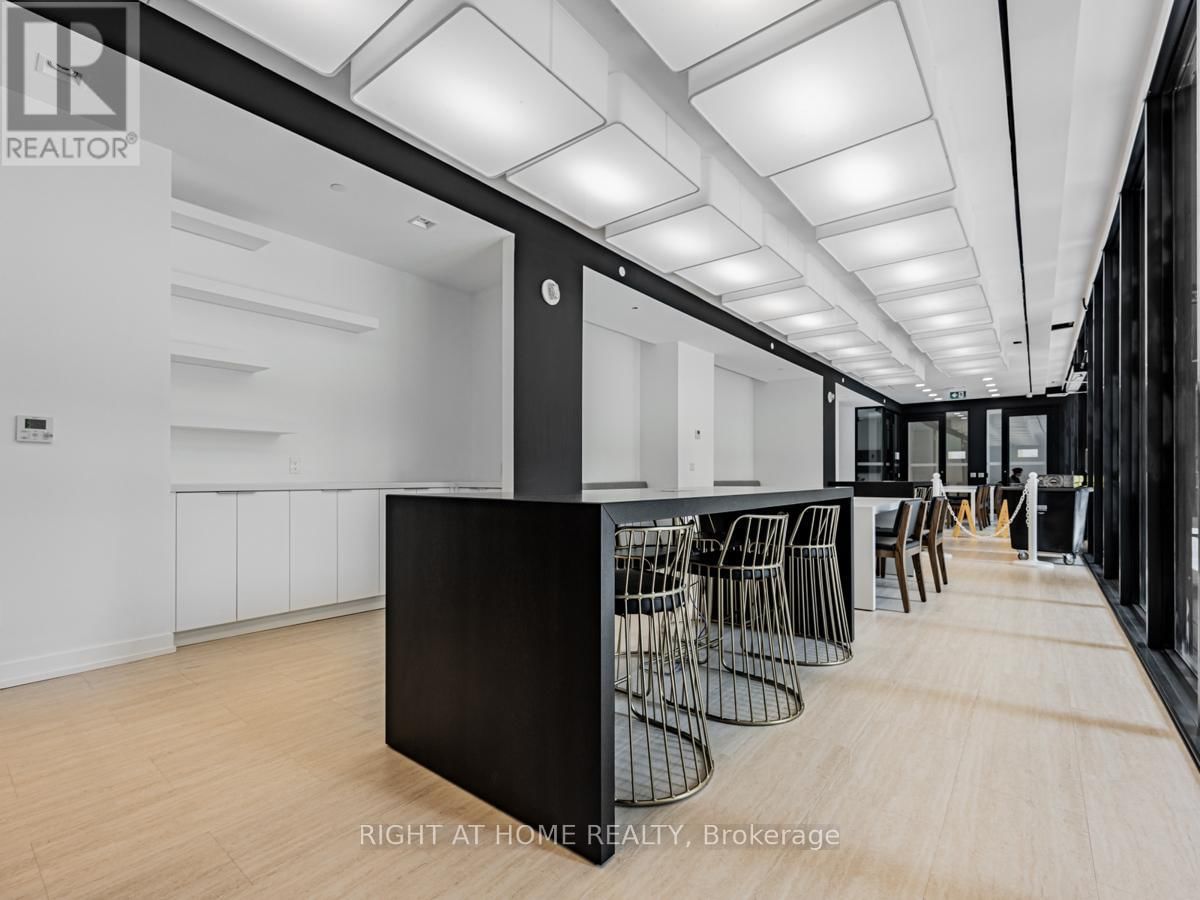 1615 - 85 WOOD STREET Image 6